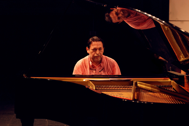 Pianista salvadoreño, Omar Mejía, ensaya el Concierto No.1 para Piano y Orquesta de tchaikovsky, un día antes de presentarse con la Orquesta Sinfónica Juvenil.