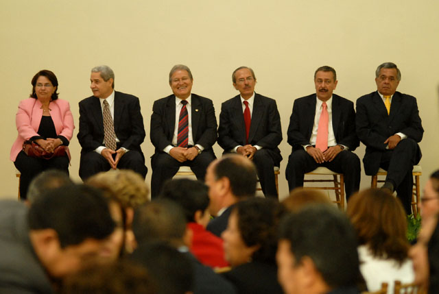 El general Mauricio Vargas (el último a la derecha) junto al resto de los encargados de haber negociado la Paz durante la conmemoración del 20 aniversario de los Acuerdos de Paz, en enero de 2012.