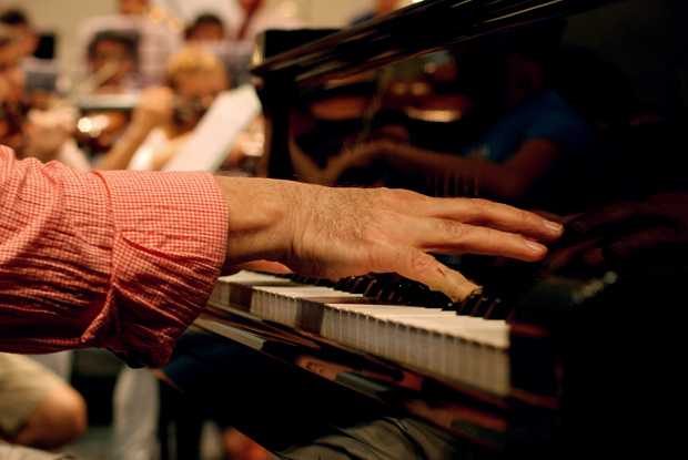 Omar Mejía, forra las puntas de sus dedos con curitas para evitar que sus uñas se encarnen por la presión que ejerce sobre las teclas del piano cuando ensaya.