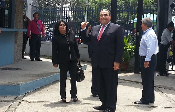 El expresidente Antonio Saca llega el martes 17 de septiembre de 2013 a los tribunales de justicia en San Salvador para demandar por calumnia a su exministro Hugo Barrera
