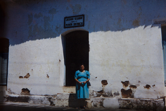 Rufina Amaya, a la salida del juzgado de San Francisco Gotera, en 1989, después de rendir su primer testimonio sobre la masacre de El Mozote, a la que logró sobervivir. Su testimonio fue recogido gracias a la gestión de Tutela Legal.