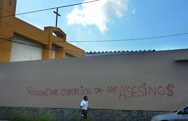 Manifestantes llegaron al medio día del martes 1 de octubre para protestar contra el cierre de la oficina de Tutela Legal del Arzobispado de San Salvador y mancharon la pared de esa institución.
