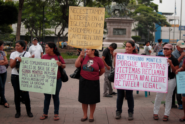 Las comunidades eclesiales de base de Segundo Montes se hicieron presente al acto simbólico Un abrazo a la memoria, este domingo 6 de octubre frente a la Catedral metropolitana una semana después de que la iglesia cerrara la oficina de Tutela Legal.