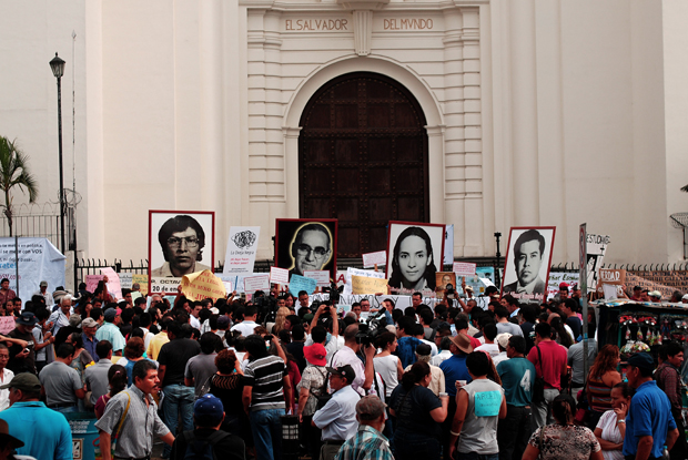 Al rededor de 500 personas se presentaron este domingo 6 de octubre, frente a Catedral en contra del cierre de Tutela Legal.