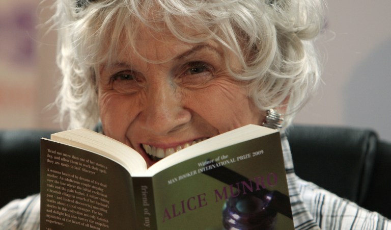 La cuentista canadiense Alice Munro﻿, ganadora del Premio Nobel de Literatura 2013, captada en Dublin, Irlanda, en 2009 durante una muestra de literatura canadiense. / Foto Peter Muhly ﻿(AFP﻿)