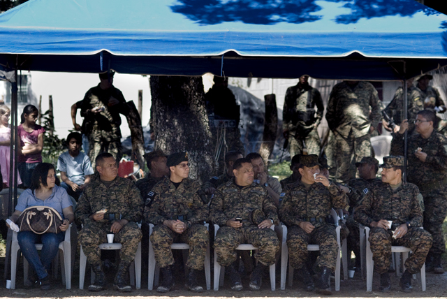 Carlos Monterrosa Larín (tercero de izquierda a derecha), comandante del Destacamento Militar #4 disfruta del show militar junto a miembros del alto mando del Ejército en la zona oriental del país.