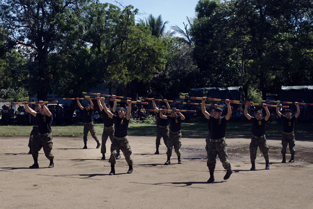 Elemento del Comando de Montaña de San Francisco Gotera muestran sus destrezas de combate en el inicio del show militar en honor de los 