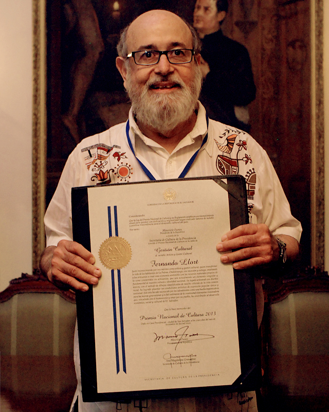 Fernando Llort exhibe el pergamino que lo consagra como Premio Nacional de Cultura 2013. / Foto de Fred Ramos.