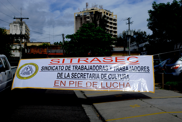 Pancarta que muestra la presencia y reclamos del Sindicato de Trabajadores de la Secretaría de Cultura (Sitrasec) ﻿en las oficinas centrales de la Secretaría de Cultura en la urbanización Buenos Aires 2, pasaje Mar del Plata, en San Salvador. / Foto de Fred Ramos (El Faro)