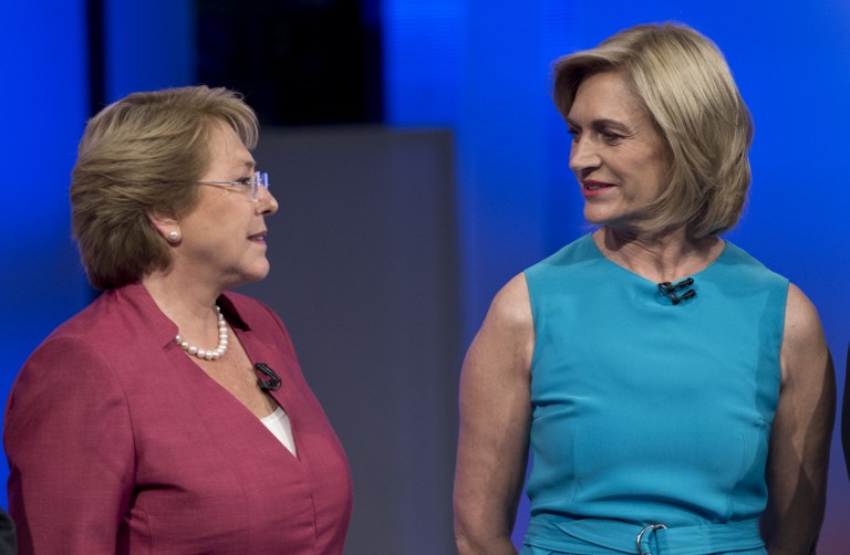 Michelle Bachelet (izquierda) y Evelyn Matthei. Una de estas dos mujeres será la próxima presidente de Chile. Foto archivo El Faro.