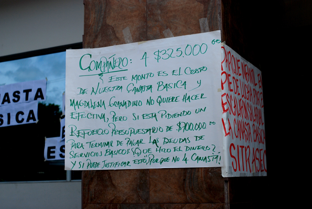 Cartel reivindicativo del Sitrasec pegado en la fachada de las oficinas centrales de Secultura durante uno de los eventos de la huelga. / Foto de Fred Ramos.