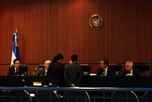 La Sala de lo Constitucional reunida para la audiencia pública﻿ que se suspendió por falta de los documentos del caso. Foto Fred Ramos