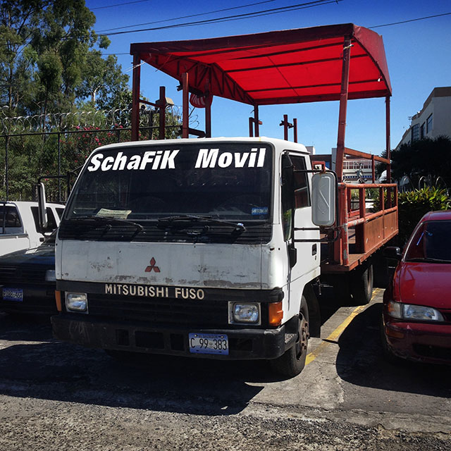 En las presidenciales de 2004, el candidato  del FMLN utilizó este  Mitsubishi Fuso, que fue bautizado como el 