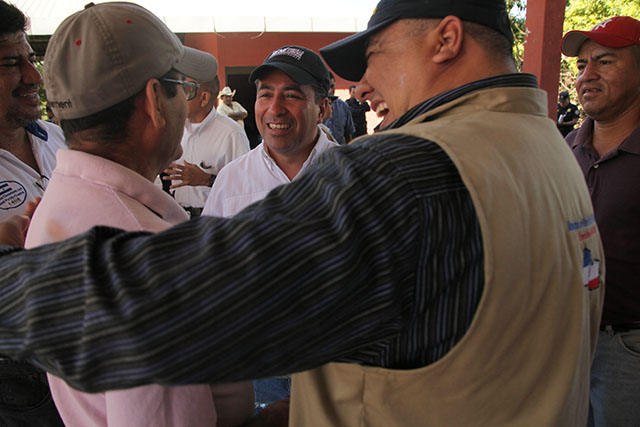 El candidato a vicepresidente por Arena, René Portillo Cuadra, visitó por segundo día consecutivo el albergue en Chinameca. Foto Mauro Arias