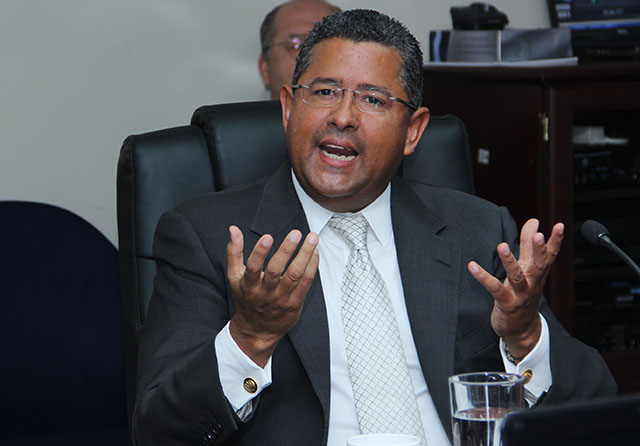 El expresidente Franciso Flores fue citado a la Asamblea Legislativa por la comisión especial que investiga el paradero de 10 millones de dólares. Foto Asamblea Legislativa