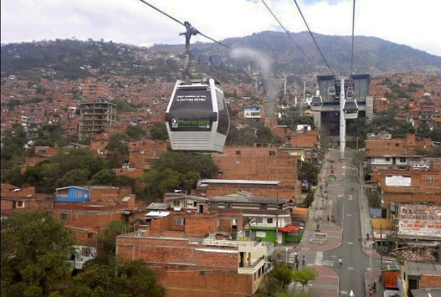 Metrocable es como se ha denominado en Medellín al teleférico que conecta la ciudad con las comunidades pobres que viven en lo alto de las montañas. Medellín fue durante la década de los 90 fue la más violenta del continente. / Foto de Gabriel Labrador.