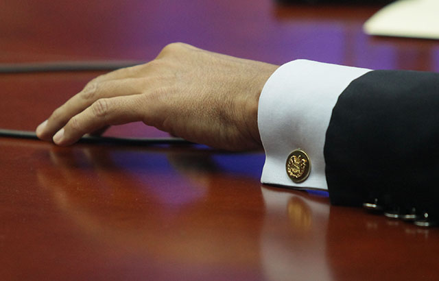 Francisco Flores usó mancuernas doradas con el escudo de El Salvador durante su interrogatorio. Foto Mauro Arias
