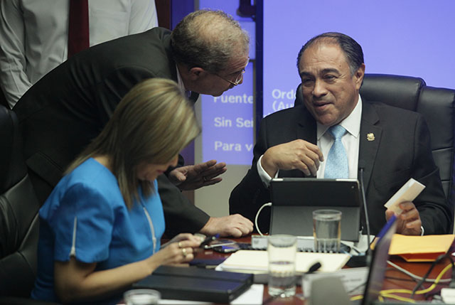 El diputado de Arena Enrique Valdés entro a la reunión de la comisión para pedir que se realizara una pausa después de 4 horas de interrogatorio. Foto Mauro Arias