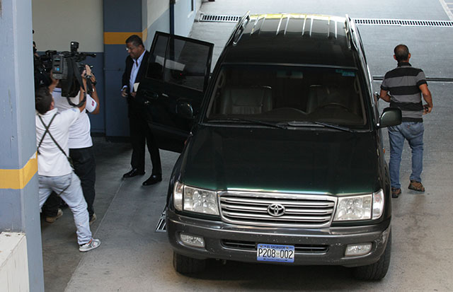 El expresidente Francisco Flores llega en un vehículo con motorista la tarde de ayer, 29 de enero 2014, a la Asamblea Legislativa. Horas antes había intentado pasar la frontera entre Guatemala y El Salvador.