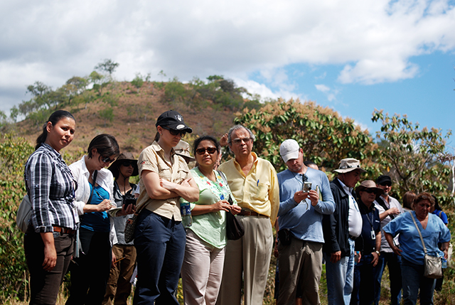 Cristian Obreo, director del Centro para la Defensa de los Derechos Humanos de la Universidad de Berkley﻿ (al centro, camisa amarilla) escucha, junto a antropólogos forenses de Guatemala y Canadá, el relato de una de las víctimas de la masacre de 1981. Foto Fred Ramos