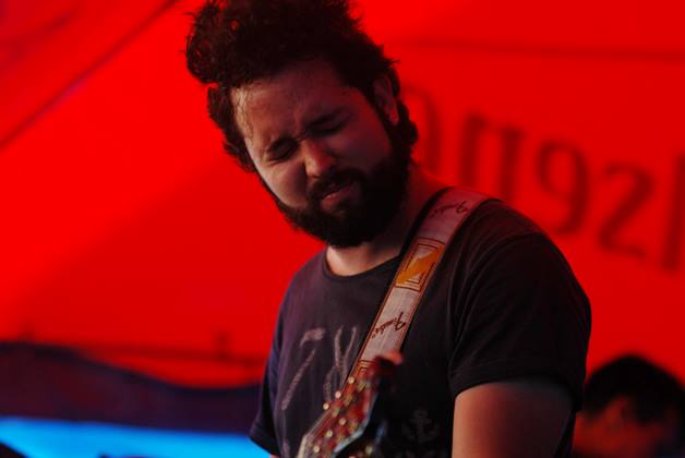 Víctor Interiano, de las bandas Polaroids y Voltar, en el concierto de inauguración del mes de la Indiependencia, septiembre 2013. | Foto: Fred Ramos
