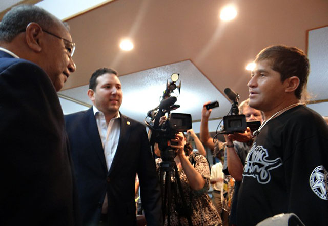 El náufrago salvadoreño, José Salvador Alvarenga, habla con el presidente de Islas Marshalls, Christopher Loeak, momentos antes de tomar un avión en el aeropuerto de la capital, Majuro. Foto Hilary Hosia (AFP)﻿.