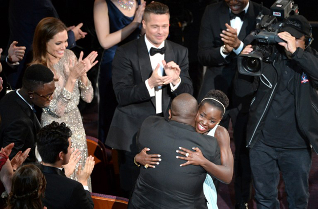 Lupita Nyong’o﻿ abraza al director Steve McQueen﻿ cuando recibió el Oscar a la Mejor actriz de reparto por su participación en 