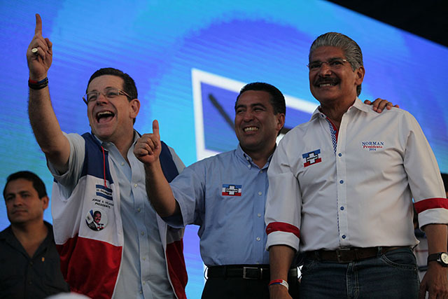 De izquierda a derecha: Jorge Velado, presidente de Arena, René Portillo Cuadra, candidato a vicepresidente y Norman Quijano en el cierre de campaña de primera vuelta el 29 de enero 2013 en la plaza Libertad de San Salvador. Foto Mauro Arias