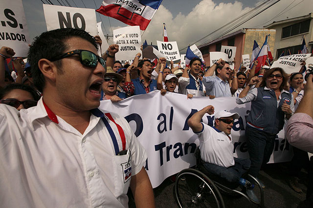 El presidente del partido Arena Jorge Velado y otros dirigentes del partido encabezaron hoy una protesta contra los resultados preliminares de las elecciones 2014.