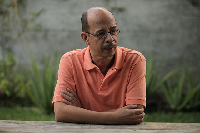 Miguel Huezo Mixco, en el patio de su casa, el 5 de marzo de 2014. / Foto de Mauro Arias.