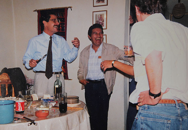 Salvador Samayoa, a la izquierda, junto a Salvador Sánchez Cerén en una fiesta en México D.F. en la época de las negociaciones para los acuerdos de paz. Foto cortesía Salvador Samayoa