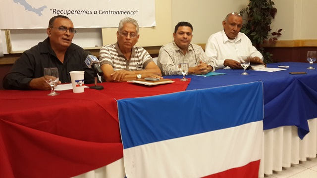Óscar Jerez (camisa negra) y César Aguilar (camisa cuadriculada) son dirigentes del Puca en El Salvador. El viernes 14 de marzo dijeron que no tenían ninguna relación con Arena pero en su conferencia de prensa exhibieron una bandera y logos de Arena