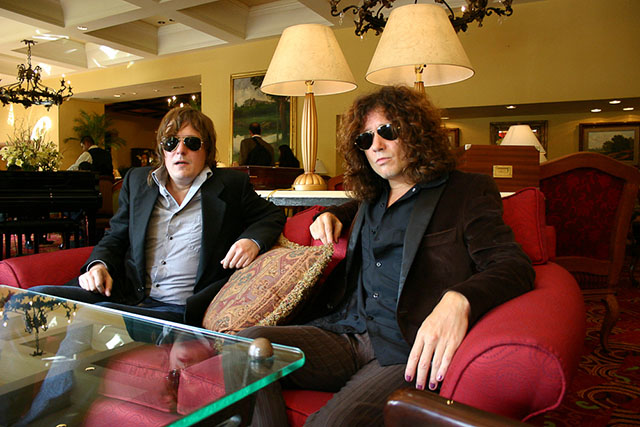 Fotografía de Enrique Bunbury junto a Nacho Vegas ﻿durante entrevista realizada por Orus Villacorta en México, en 2007, durante la gira de 