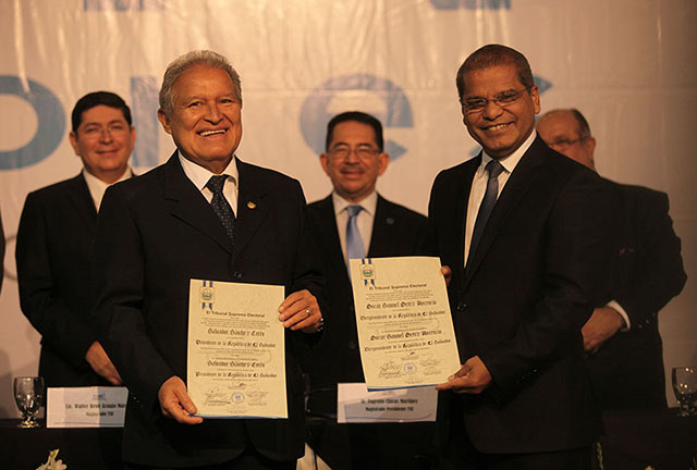 La fórmula presidencial del FMLN muestra sus credenciales entregadas por el TSE. Foto Mauro Arias