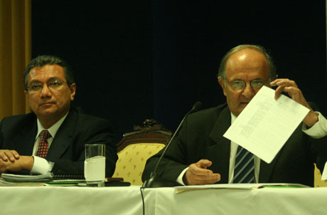 Francis Hasbún, secretario de asuntos estratégicos del gobierno, muestra una hoja con parte del plan de seguridad presentado por el gobierno el viernes 19 de febrero. Foto Frederick Meza