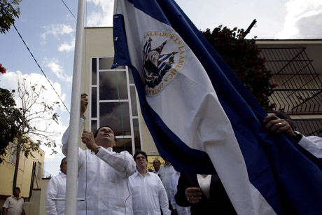 El canciller salvadoreño Hugo Marínez iza la bandera de su país durante la inauguración de la embajada de El Salvador en la capital cubana.