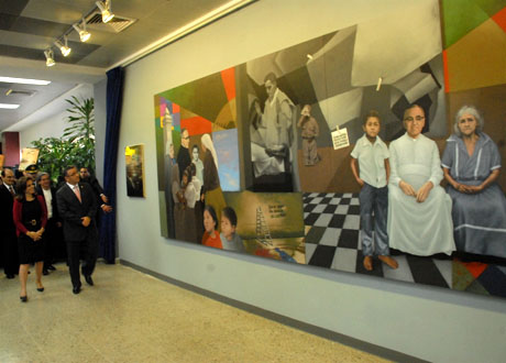 El presidente Funes observa el cuadro después de develarlo. Foto Mauro Arias