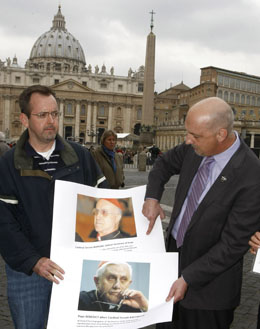 John Pilmaier de Milwaukee, izquierda, y Peter Isely de la Rede de Sobrevivientes de Abusados por Sacerdotes, SNAP, muestran una fotografía del papa Benedicto XVI y del cardenal Tarcisio Bertone durante una conferencia de prensa frente al Vaticano el jueves 25 de marzo del 2010. Miembros de SNAP denunciaron el modo en que el entonces cardenal Joseph Ratzinger_hoy pontífice_ manejó el caso de un sacerdote acusado de vejar a unos 200 niños sordoe (AP Foto/Pier Paolo Cito)