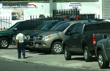 Automoviles del cortejo presidencial estacionados en la avenida Bernal frente a la empresa COSASE donde el presidente Funes practica el tiro con armas de fuego. Foto Frederick Meza