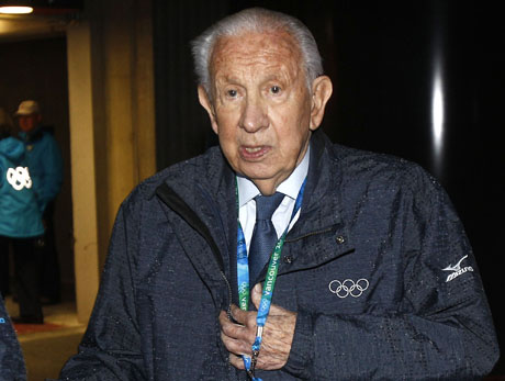 En esta fotografía del 12 de febrero de 2010 el ex presidente del COI Juan Antonio Samaranch llega para la inauguración de los Juegos Olímpicos de Invierno en Vancouver, Canadá. Foto Ap