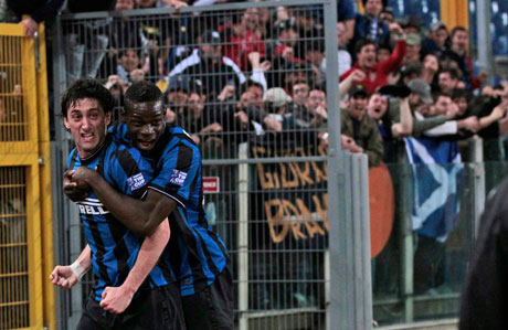 El atacante argentino Diego Milito, a la izquierda, celebra con su compañero Mario Balotelli tras marcar un gol en la final de la Copa de Italia ante la Roma
