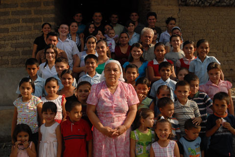 Estebana Escobar y parte de su numerosa descendencia, en su casa en el cantón Carolina Arriba, de Jutiapa. Foto: Mauro Arias