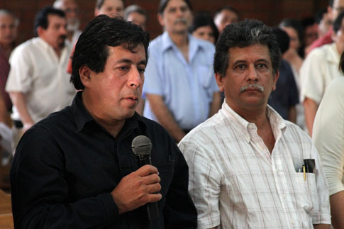Jorge y Juan José Dalton, durante una misa en la capilla de la UCA en conmemoración del 35 aniversario del asesinato de su padre. Foto Julio López