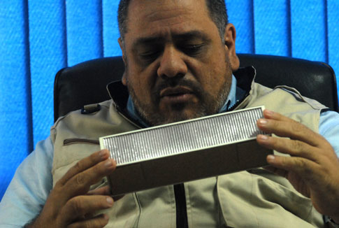 Douglas Moreno muestra la maqueta de un módulo de prisiones hecho con contenedor de carga.