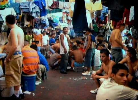 Imagen de documental institucional de la Dirección de Centros Penales del asinamiento en el penal de San Vicente.