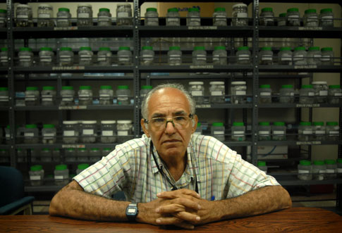 Leopoldo Serrano en la Colección de Inséctos Acuáticos de la Universidad de El Salvador. Foto Mauro Arias