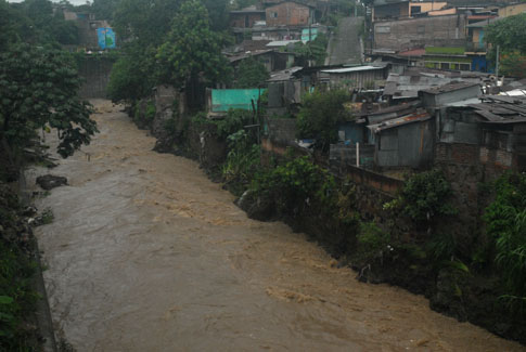 Río Acelhuate por su paso por la comunidad Gallegos al sur de San Salvador el sabado por la tarde. Foto Mauro Arias