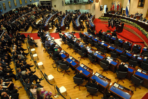 El presidente Mauricio Funes en su discurso en la Asamblea Legislativa. Foto Mauro Arias