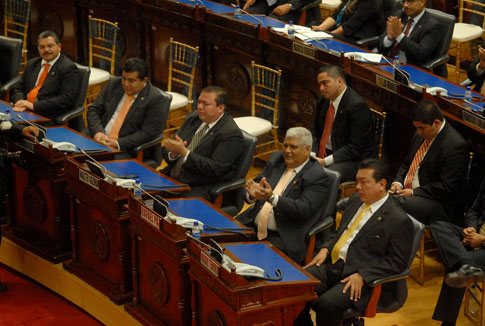 Diputados de Gana aplauden el discurso del presidente Mauricio Funes cuando este menciona las denuncias de corrupción en el pasado gobierno. en el pasadas administraciones del Ministerio de Obras Públicas y el Ministerio de Salud y Prevención Social. Foto Mauro Arias