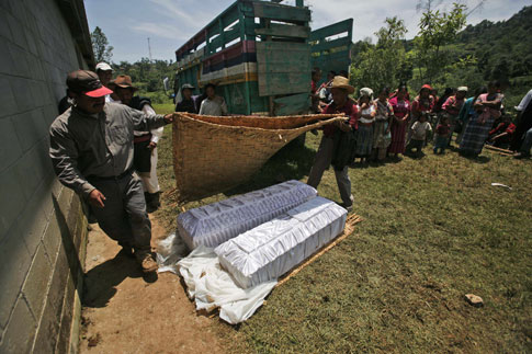 Pobladores cubren los ataúdes de víctimas de los deslaves provocados por la tormenta Agatha en la población guatemalteca de Santa Apolonia. La cifra oficial de fallecidos en Guatemala aumentó a 172 este fin de semana.